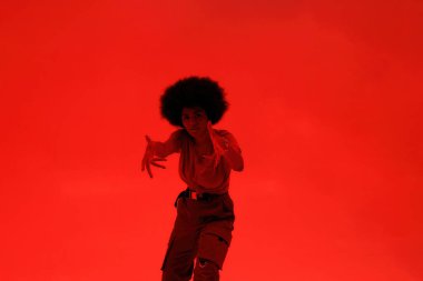 Kıvırcık siyah kadın dansçı hip hop dansı