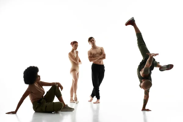 Balletto coppia e ragazza guardare su maschio pausa ballerino — Foto Stock
