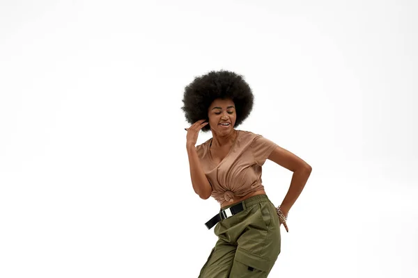 Hermosa chica negra rizada bailando hip hop dance — Foto de Stock