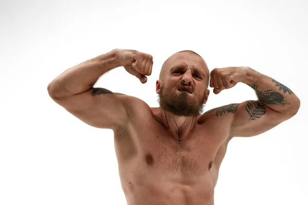 Jovem homem caucasiano agressivo mostrar músculos bíceps — Fotografia de Stock