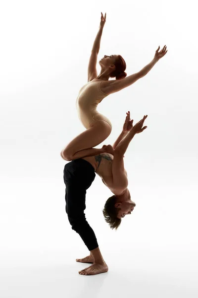 跳芭蕾舞时，女孩坐在男人的肚子上 — 图库照片