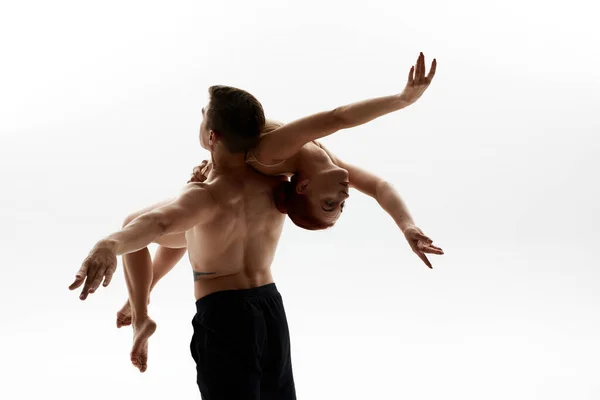 Hombre sosteniendo mujer pareja durante la danza de ballet —  Fotos de Stock