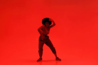 Genç siyah çekici kadın hip hop dansı yapıyor.