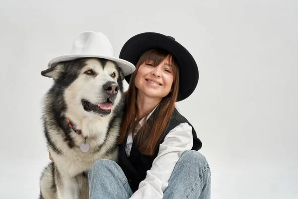 Ευρωπαία που αγκαλιάζει το Σιβηρικό Χάσκι σκυλί της — Φωτογραφία Αρχείου