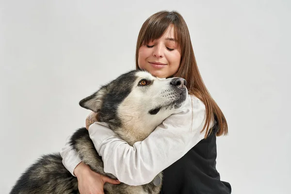 Απολαμβάνοντας την ευρωπαϊκή αγκαλιά γυναίκα Σιβηρίας Husky σκυλί — Φωτογραφία Αρχείου