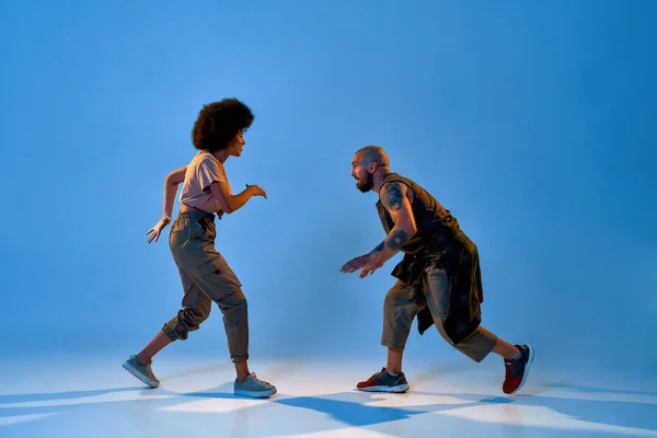 Genç karışık ırk dans çifti break dans — Stok fotoğraf