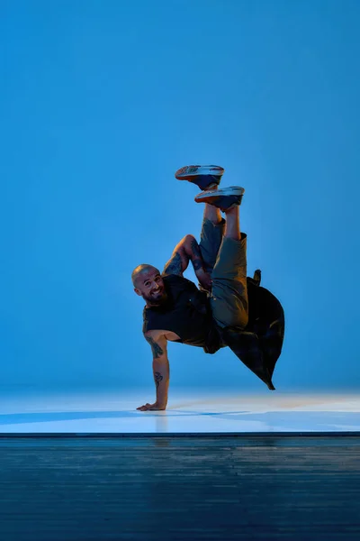 Bald européen mâle danseur danse hip hop danse — Photo