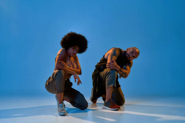 Multiraciale man en meisje dansen hip hop dans — Stockfoto