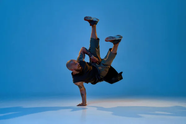 Jonge bebaarde mannelijke danser dansen hip hop dans — Stockfoto
