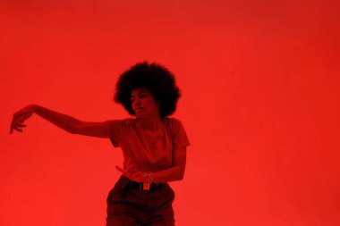 Genç zenci kadın dansçı hip hop dansı yapıyor.