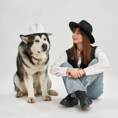 Kafkasyalı kız ve Sibiryalı şapkalı Husky köpeği