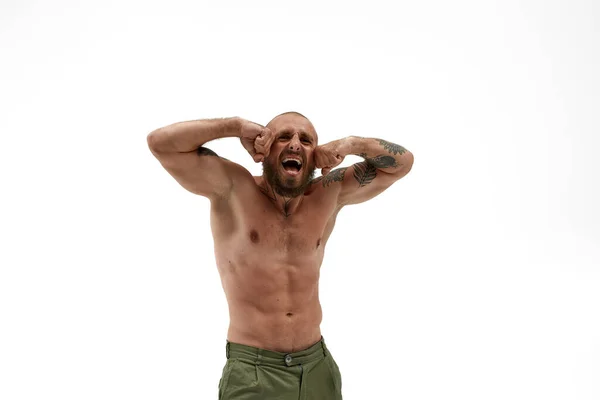 Homem agressivo gritar e mostrar músculos do bíceps — Fotografia de Stock