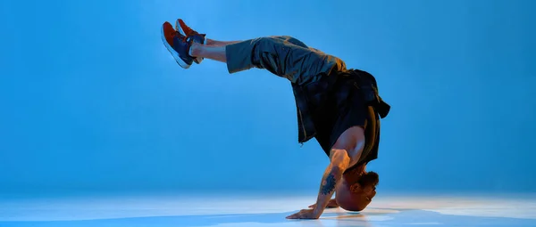 Zijaanzicht van mannelijke danser dansen breakdance — Stockfoto