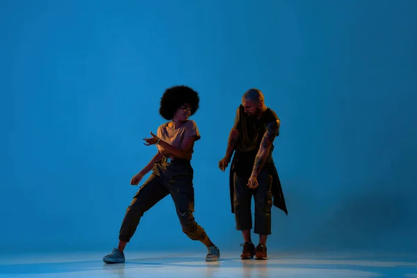 Blanke man en zwarte vrouw dansen hip hop — Stockfoto