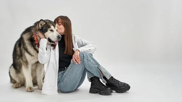 Γυναίκα χαϊδεύει και φιλάει Σιβηρικό Χάσκι σκυλί — Φωτογραφία Αρχείου