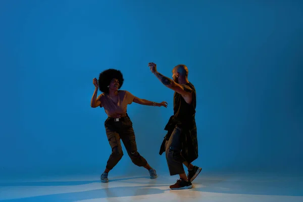 Multiracial mec et fille danse hip hop danse — Photo