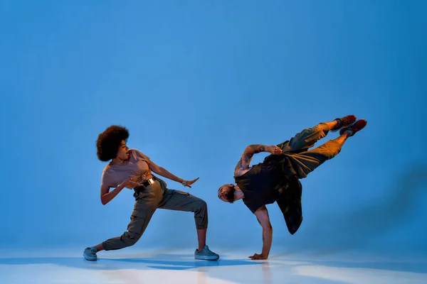 Çok ırklı dans eden çift hip hop dansı yapıyor. — Stok fotoğraf