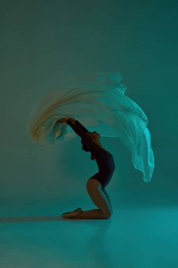 Beyaz bezle dans eden ince balerin.