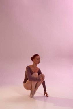 Stüdyoda dans eden güzel bir kadın.