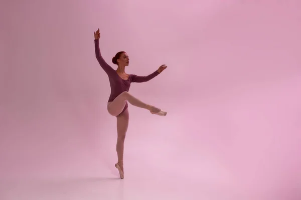 Caucásico chica bailando ballet danza en estudio —  Fotos de Stock