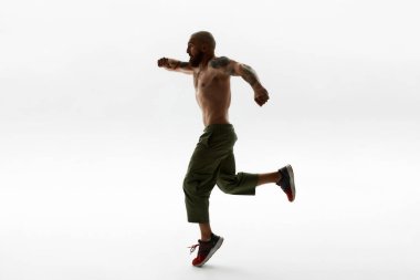 Koşan genç Avrupalı adama yan bakış