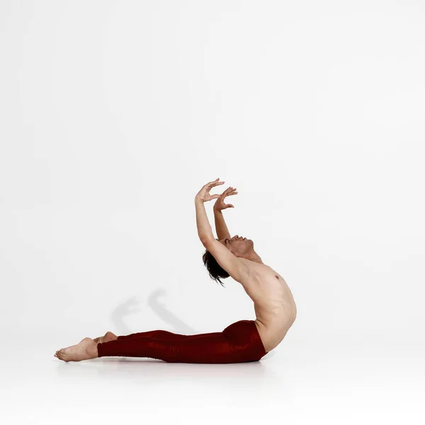 Jonge Europese mannelijke danser dansen ballet dans — Stockfoto