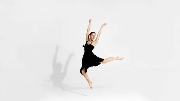 Pretty ballerina dancing ballet dance in studio — Stock Photo, Image