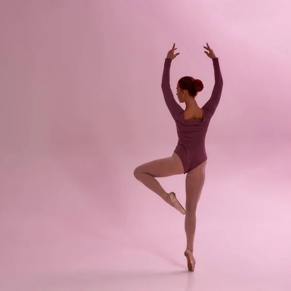 Back view of girl dancing ballet dance in studio — Stock Photo, Image