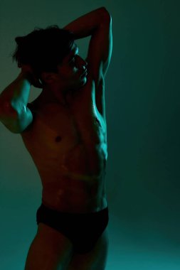 Çıplak gövdeli genç Avrupalı erkek dansçı