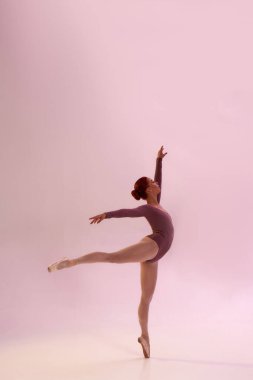 Stüdyoda klasik bale yapan kadın.