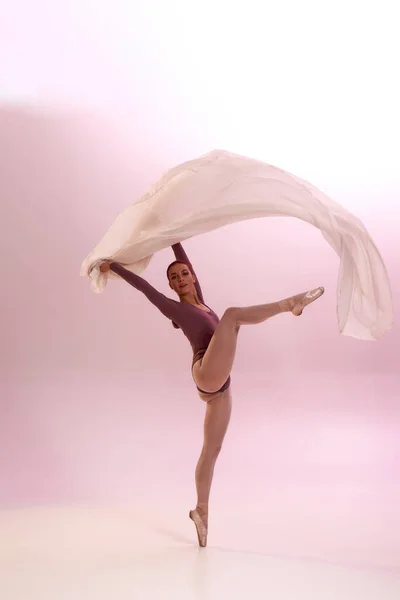 Ajuste bailarina bonita dança balé com pano — Fotografia de Stock