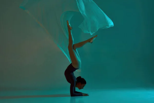 Zijaanzicht van ballerina dansballet met doek — Stockfoto