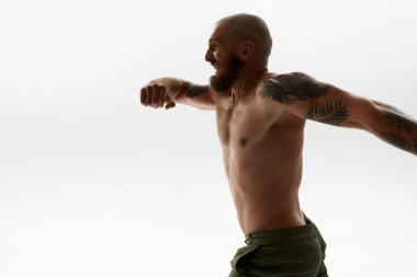 Genç ve kel Avrupalı bir adamın kaçışının yan görüntüsü