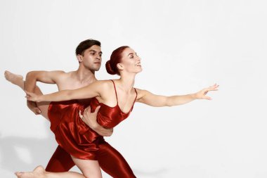 Genç, zarif dans eden çift bale yapıyor.