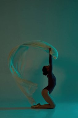 Beyaz bezle dans eden esnek balerin.