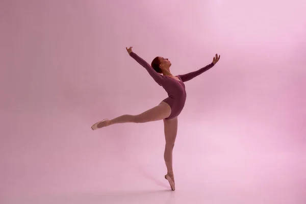 Elegante chica bailando danza de ballet en estudio — Foto de Stock