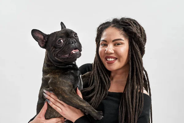 Sorridente ragazza caucasica in possesso di cane Bulldog francese — Foto Stock