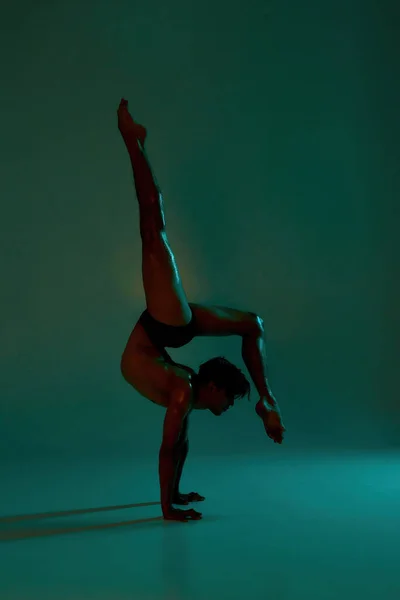 Zijaanzicht van mannelijke danser die klassiek ballet danst — Stockfoto