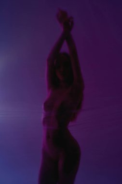 Şeffaf yağ bezinin arkasındaki kızın koyu görüntüsü