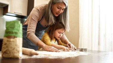 Mangırdan kurabiye yapan akrabalar