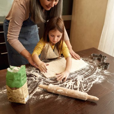 Küçük kız gülümseyerek para kazanıyor.