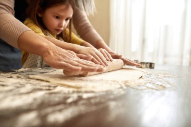 Kız büyükannesiyle para dağıtıyor.