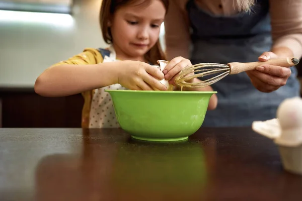 Kaukasisches kleines Mädchen bricht Ei mit Oma — Stockfoto