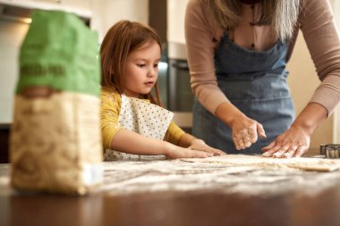 Kurabiye pişirmek için büyükanneyle para kazanan bir kız.