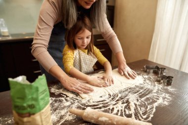 Kız kurabiye ve büyükanne için para kazanıyor.