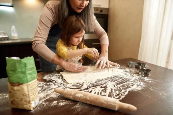 Kurabiye pişirirken hamura un döken kız