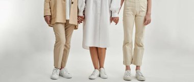 Üç dişinin kesilip el ele tutuşması