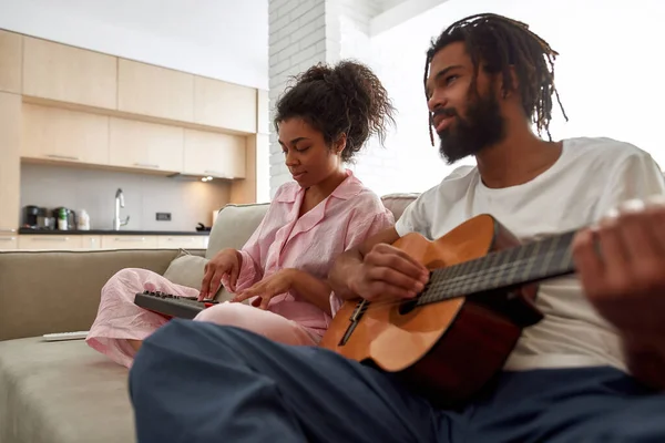 Giovane coppia nera che suona musica insieme sul divano — Foto Stock