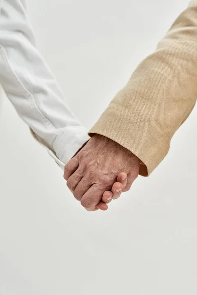 Cultivado de abuela y niña cogidas de la mano —  Fotos de Stock