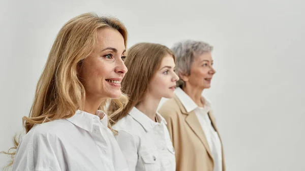 Três gerações femininas de pé e olhando para longe — Fotografia de Stock